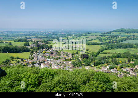 Blick auf das Dorf North Nibley von der Oberseite des tyndale Denkmal auf dem Cotswold Way, Gloucestershire, Vereinigtes Königreich Stockfoto