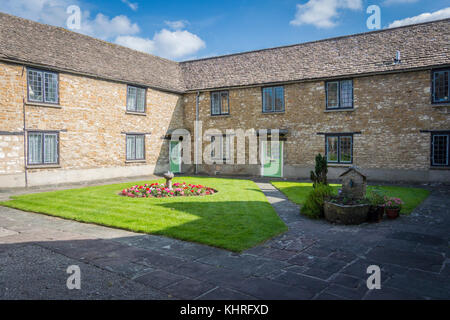 Armenhäuser und Garten in Wotton-under-Edge, Gloucestershire, Vereinigtes Königreich Stockfoto