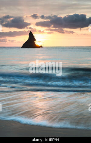 Atemberaubenden Sonnenaufgang landsdcape der idyllischen Broadhaven Bay Strand an der Küste von Pembrokeshire in Wales Stockfoto