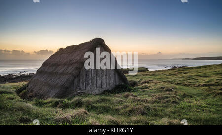 Schönen Sonnenuntergang Landschaft Bild von Algen trocknen Hütte am Süßwasser-west Strand an der Küste von Pembrokeshire in Wales Stockfoto