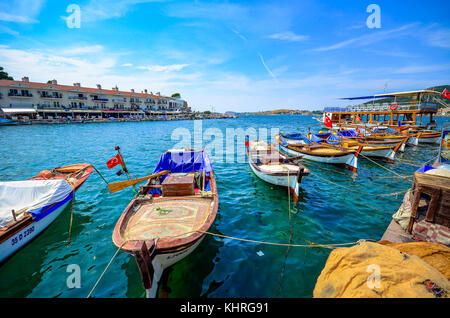 Der alte Hafen von Foca Stadt mit vielen alten Gebäuden mit traditioneller Architektur an der ägäischen Küste der Türkei, in der Nähe von Izmir Stockfoto