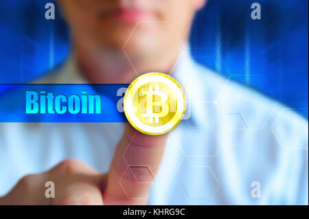 Bitcoin Konzept Tapeten, Person im Hintergrund, Finger bitcoin unterzeichnen. Blauer Hintergrund für blockchain Nachrichten, finanzielle Themen Stockfoto