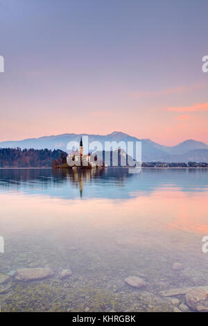 Blick auf den See von Bled und die Kirche der Maria, der Königin, befindet sich auf einer kleinen Insel in der Mitte des Sees, Bled, Slowenien Stockfoto