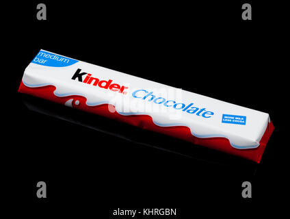 LONDON, UK - 17. November 2017: Kinder Schokoladenriegel auf schwarzem Hintergrund. Kinder Bars werden von Ferrero hergestellt, das 1946 gegründet wurde. Stockfoto