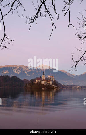 Bleder See und die kleine Insel in der Mitte bei Sonnenuntergang, Bled, Slowenien Stockfoto