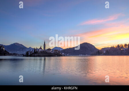 Bleder See und die kleine Insel in der Mitte bei Sonnenaufgang, Bled, Slowenien Stockfoto