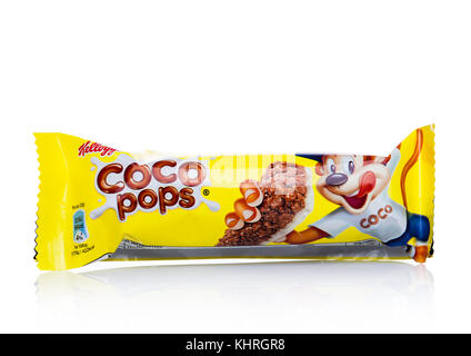 London, Großbritannien, 17. November 2017: Der fingerdes Kellogg Coco Pops Frühstückszerealien auf weißem Hintergrund, frosties sind ein beliebtes Frühstück Müsli von sug gemacht Stockfoto