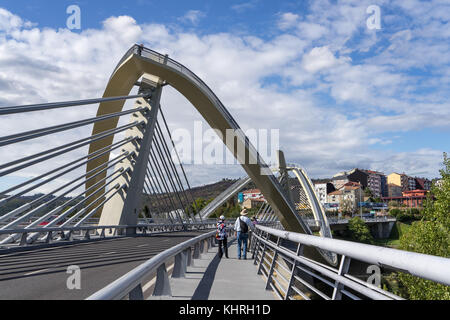 Stadt Ourense, Galizien, Spanien - spet 3, 2017 zu Fuß auf die moderne Brücke in der Stadt Ourense in Spanien Stockfoto