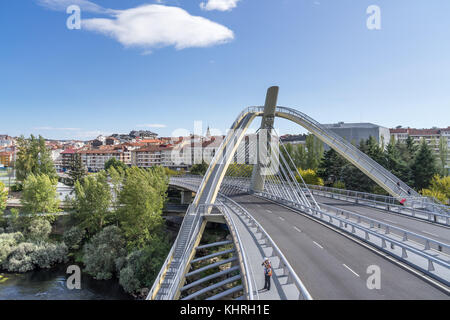 Stadt Ourense, Galizien, Spanien - spet 3, 2017. Die moderne Brücke in der Stadt Ourense Spanien Stockfoto