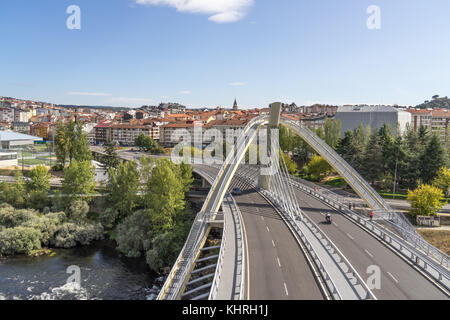 Stadt Ourense, Galizien, Spanien - spet 3, 2017. Die moderne Brücke und die Stadt Ourense Spanien übersehen Stockfoto