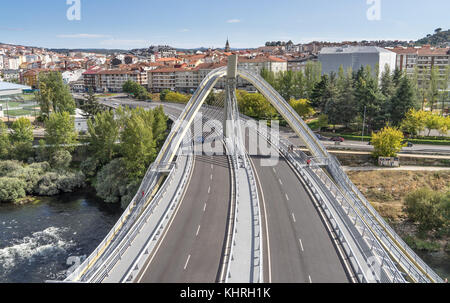 Stadt Ourense, Galizien, Spanien - spet 3, 2017. Die moderne Brücke und die Stadt Ourense Spanien übersehen Stockfoto