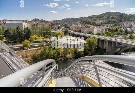 Stadt Ourense, Galizien, Spanien - spet 3, 2017. Die moderne Brücke und die Stadt Ourense Spanien übersehen Stockfoto