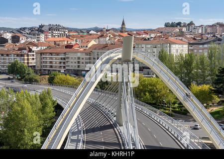 Stadt Ourense, Galizien, Spanien - spet 3, 2017. Die moderne Brücke und die Stadt Ourense Spanien übersehen Stockfoto