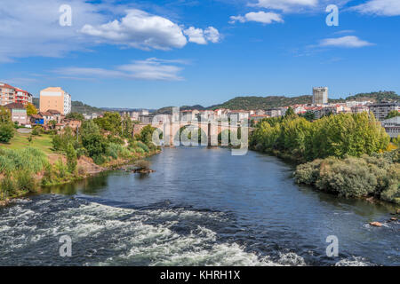 Stadt Ourense, Galizien, Spanien - spet 3, 2017 Brücke und den Fluss Minho übersehen in der Stadt Ourense in Spanien Stockfoto