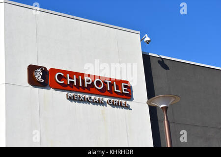 Chipotle Zeichen außerhalb Restaurant Bellis Fair Mall in Bellingham, Washington. Stockfoto