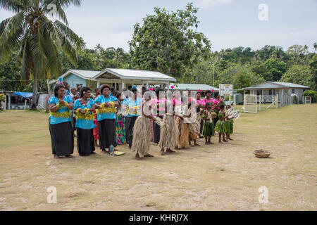 Dravuni Island, Fidschi, Pazifische Inseln: November 29,2016: Gruppe der Village People in traditioneller Kleidung singen für Touristen auf dravuni Island, Fidschi Stockfoto