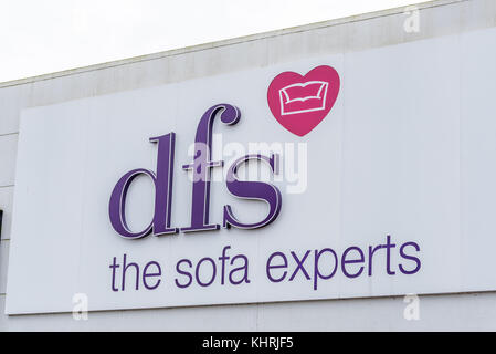 Northampton, Großbritannien - 26.Oktober 2017: Ansicht der dfs sofa Experten Logo in Nene Valley Retail Park. Stockfoto