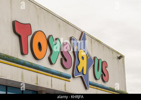 Northampton, Großbritannien - 26.Oktober 2017: Blick auf toysrus Logo in Nene Valley Retail Park. Stockfoto