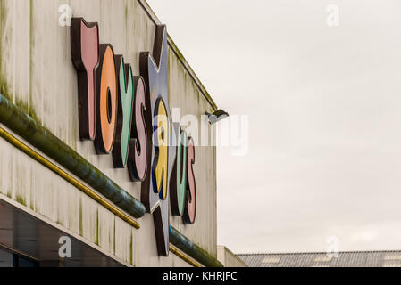 Northampton, Großbritannien - 26.Oktober 2017: Blick auf toysrus Logo in Nene Valley Retail Park. Stockfoto