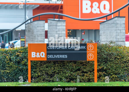 Northampton, Großbritannien - 26. Oktober 2017: Blick auf das BQ-Straßenschild-Logo im Nene Valley Retail Park. Stockfoto