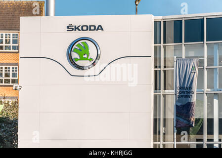 Northampton, Großbritannien - 25. Oktober 2017: Tagesansicht des Skoda-Logos im Stadtzentrum. Stockfoto