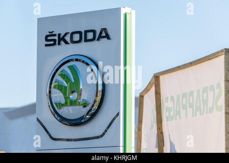 Northampton, Großbritannien - 25. Oktober 2017: Tagesansicht des Skoda-Logos im Stadtzentrum. Stockfoto