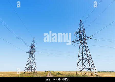 Zwei elektrische Tower unter blauen Himmel Stockfoto