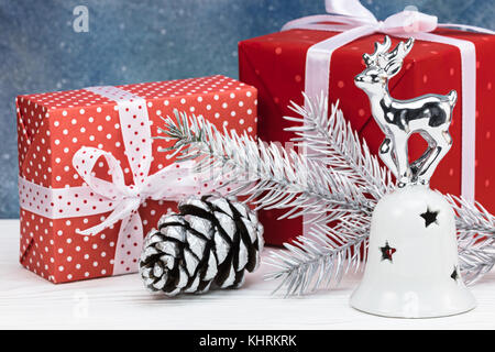 Weihnachten Geschenkboxen und Silber Dekorationen auf weiße Holztisch vor blauem Hintergrund Stockfoto