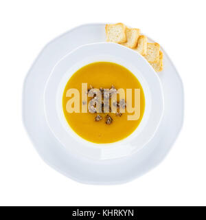 Kürbis Cremesuppe mit Trüffel, Ansicht von oben. mit Freistellungspfaden. Stockfoto