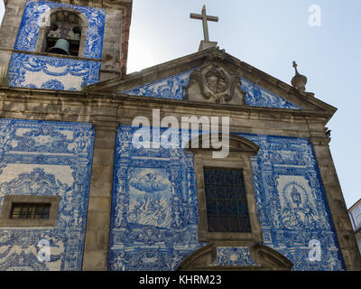 Capela das Almas dekoriert mit Azulejo Kacheln - Capela de Santa Catarina in Porto, Portugal. Stockfoto