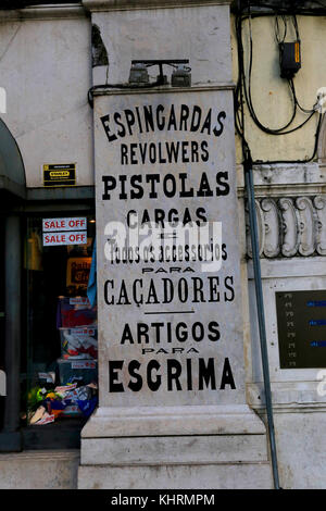 Im antiken Stil Gun Shop unterzeichnen in Lissabon, Portugal Stockfoto