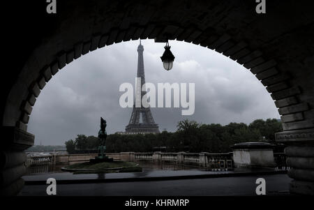 Arch der Eiffelturm, Paris von Bir Hakeim gefangen - Brücke über den Fluss Seine Stockfoto