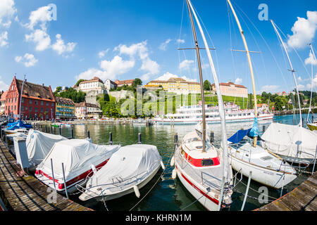 Blick von der Marina in Richtung des neuen Schloss von Meersburg. Stockfoto