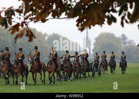 Königin Elizabeth II. Berichtet als Hauptmann der Königstruppe Royal Horse Artillery (KTRHA) in Hyde Park, London, anlässlich ihres 70-jährigen Jubiläums. Die KTRHA wurde auf Wunsch seiner Majestät König Georg VI. Im Oktober 1947 gegründet. Die Royal Artillery, bekannt als die „Gunners“, stellt der britischen Armee Feuerkraft zur Verfügung. Ausgestattet mit 13-Pfünder-Feldgeschützen aus dem Ersten Weltkrieg, bietet die Truppe zeremonielle Grußworte für königliche Anlässe und Staatsveranstaltungen. Die Soldaten sind hervorragende Reiter und eine Kampftruppe, die bei Bedarf weltweit eingesetzt wird. Leistung Stockfoto