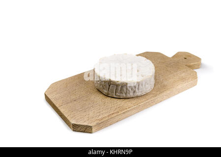 Frische Camembert natürliche auf weißem Hintergrund Stockfoto