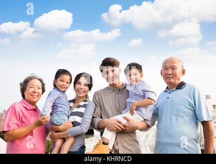 Drei Generationen der Familie gemeinsam im Freien Stockfoto