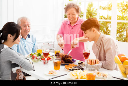 Glückliche Familie beim Abendessen zusammen Stockfoto