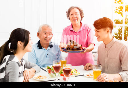Glückliche Familie beim Abendessen zusammen Stockfoto