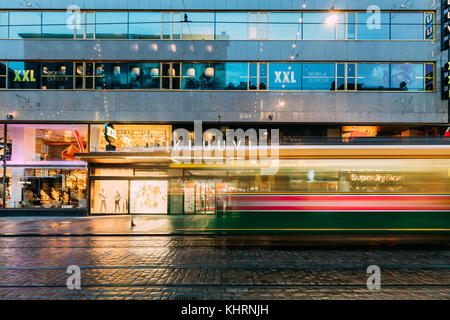 Helsinki, Finnland - 8. Dezember 2016: Straßenbahn fährt von einem Anschlag auf aleksanterinkatu Straße. Nacht aleksanterinkatu Straße in Kluuvi erhalten Bezirk in Stockfoto