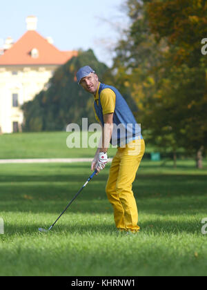 Professioneller Golfspieler bereit an seinem Ziel, in einem Turnier zu schwingen. Stockfoto