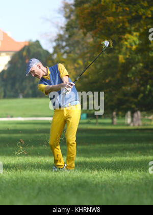 Professioneller Golfspieler, der die Kugel aus dem Rough. Stockfoto