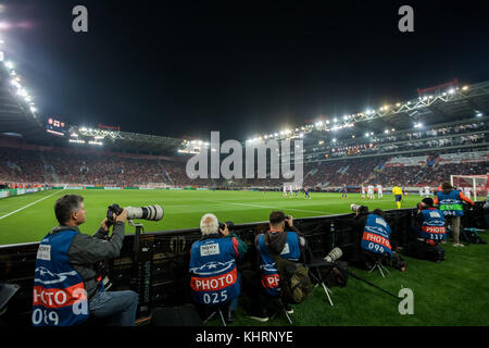 Piräus, Griechenland - 31. Oktober 2017: Fotografen während der UEFA Champions League Spiel zwischen Olympiakos Piräus vs FC Barcelona im Georgios Karaiskakis sta Stockfoto