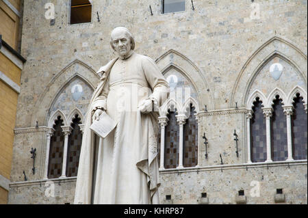 Statue von Sallustio Bandini von Tito Sarrocchi vor den Haupteingang gotischen Palazzo Salimbeni, Hauptsitz der Banca Monte dei Paschi di Sie Stockfoto