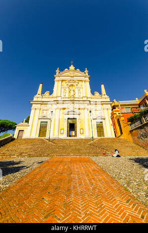 Künstler Materialien auf die Schritte außerhalb der Chiesa di San Giacomo Santa Margherita Italien 2017 Stockfoto