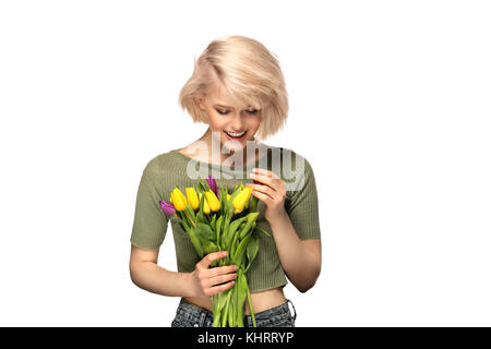 Lächelnde Frau mit Blumenstrauß aus Tulpen Blumen, Studio Portrait auf weißem Hintergrund Stockfoto