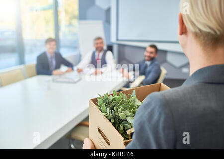 Ansicht der Rückseite des unkenntlich junge Frau Holding Box von persönlichen Gegenständen zu Business Interview in board Zimmer kommen, Kopieren Raum Stockfoto