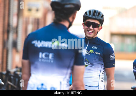 Lässige Fotos eines Race Team nach einem langen Ritt. Stockfoto