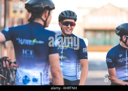 Lässige Fotos eines Race Team nach einem langen Ritt. Stockfoto