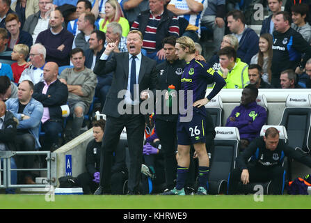 Everton Manager Ronald Koeman während der Premier League Match zwischen Brighton und Hove Albion und Everton an der American Express Community Stadion in Brighton und Hove. 15 Okt 2017 *** EDITORIAL NUR VERWENDEN *** Keine Merchandising. Für Fußball Bilder FA und Premier League Einschränkungen Inc. kein Internet/Mobile Nutzung ohne fapl Lizenz - für Details Kontakt Fußball Dataco Stockfoto