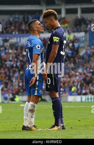 Anthony Knockaert von Brighton fronten bis zu Everton ist Mason Holgate während der Premier League Match zwischen Brighton und Hove Albion und Everton an der American Express Community Stadion in Brighton und Hove. 15 Okt 2017 *** EDITORIAL NUR VERWENDEN *** Keine Merchandising. Für Fußball Bilder FA und Premier League Einschränkungen Inc. kein Internet/Mobile Nutzung ohne fapl Lizenz - für Details Kontakt Fußball Dataco Stockfoto